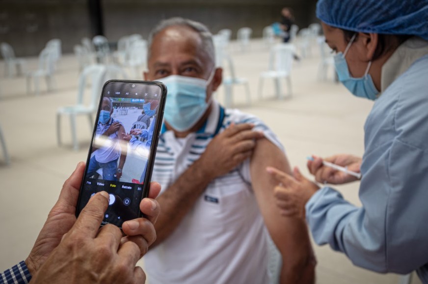 Medellín alcanza nuevo récord de vacunación con la aplicación de 20 mil biológicos en un día