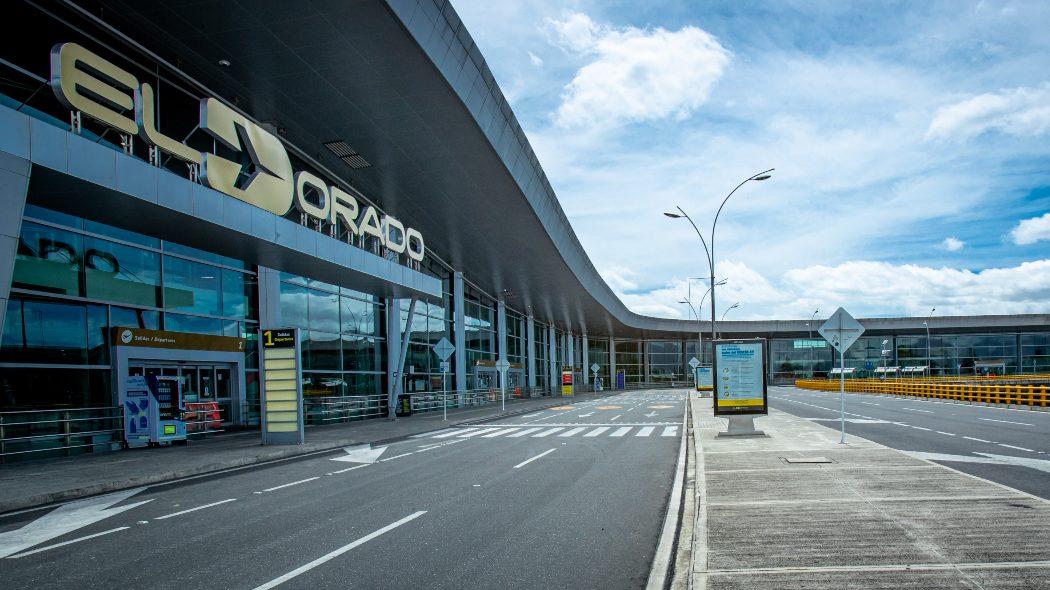Tragedia en el aeropuerto El Dorado: Hombre se habría suicidado lanzándose desde el segundo piso [VIDEO]