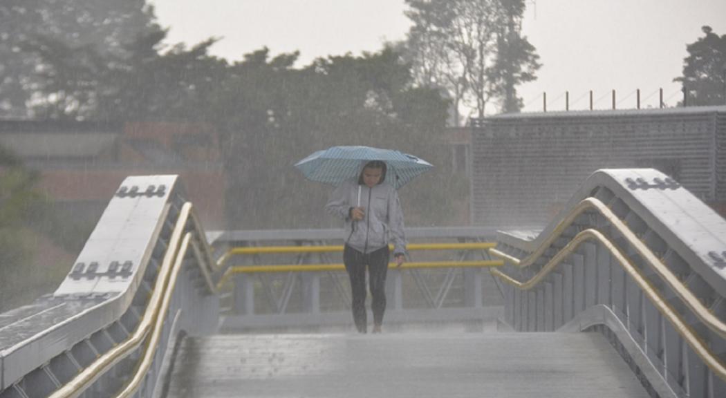 Prepárese y ande con paraguas: Lluvias en Bogotá no cesarán en la última semana de octubre