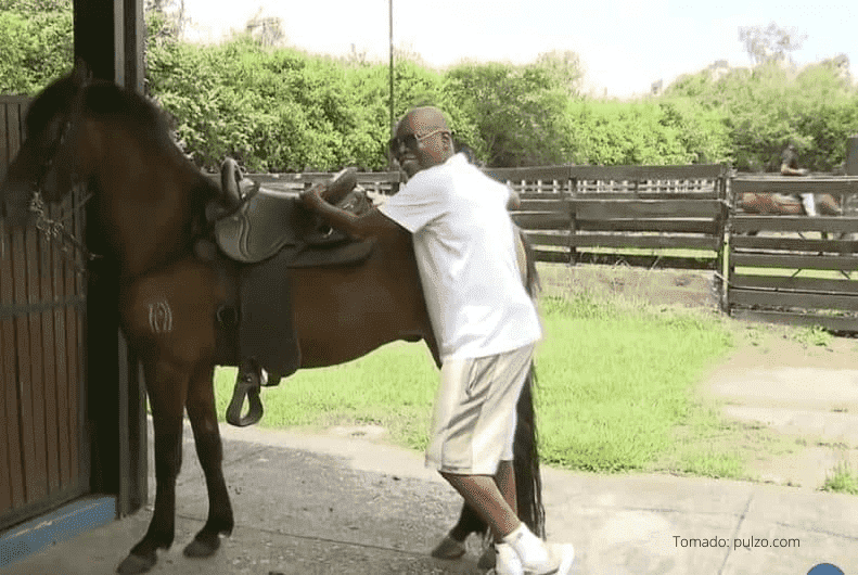 Robaron al ‘Tino’ Asprilla: Cuatro hombres metieron a su finca en Tuluá y se llevaron $100 millones en objetos de valor