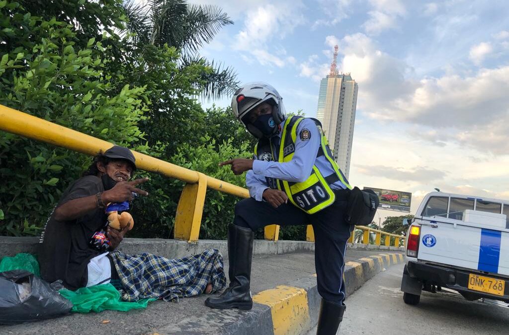 Grupo de Guardas de tránsito de Cali, alimentan personas de la Calle