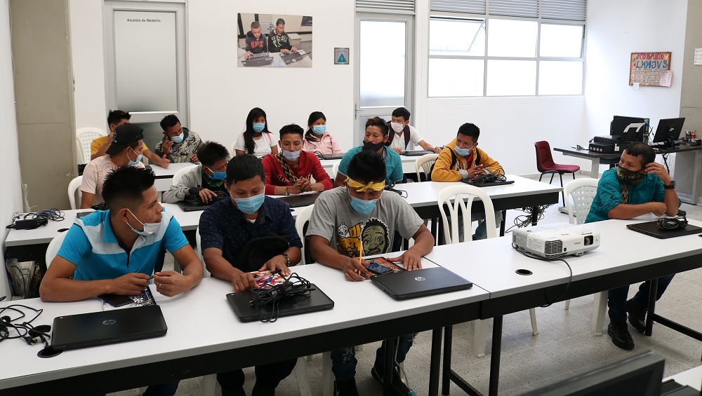 En Medellín, indígenas se capacitan en alfabetización digital y empleabilidad para mejorar sus oportunidades laborales