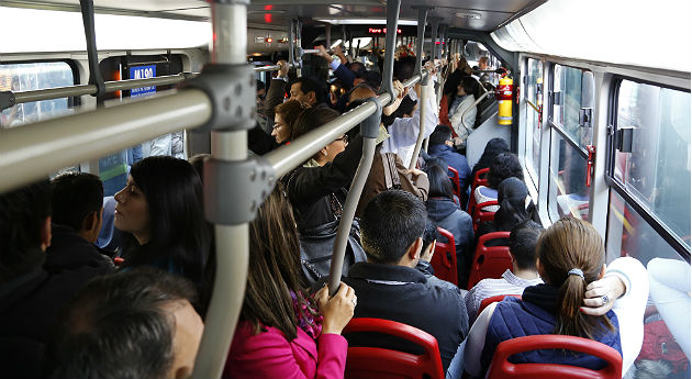 Pasajeros apuñalados en TrasMilenio por vendedor de dulces que los atacó