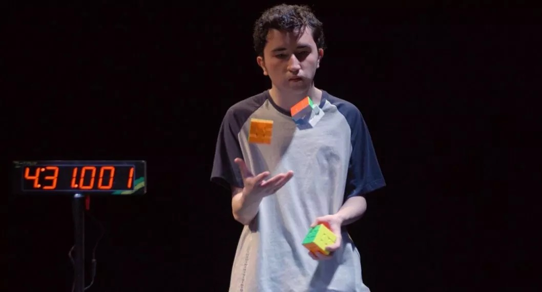 Impresionante: joven superó su propio récord Guinness y resolvió tres cubos Rubik mientras hacía malabares