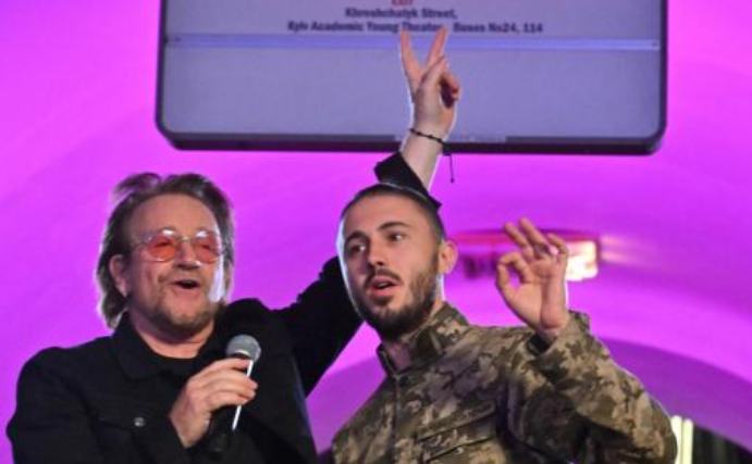Bono, el vocalista de U2 ofreció un concierto en el metro de Kiev: arte en medio de la guerra