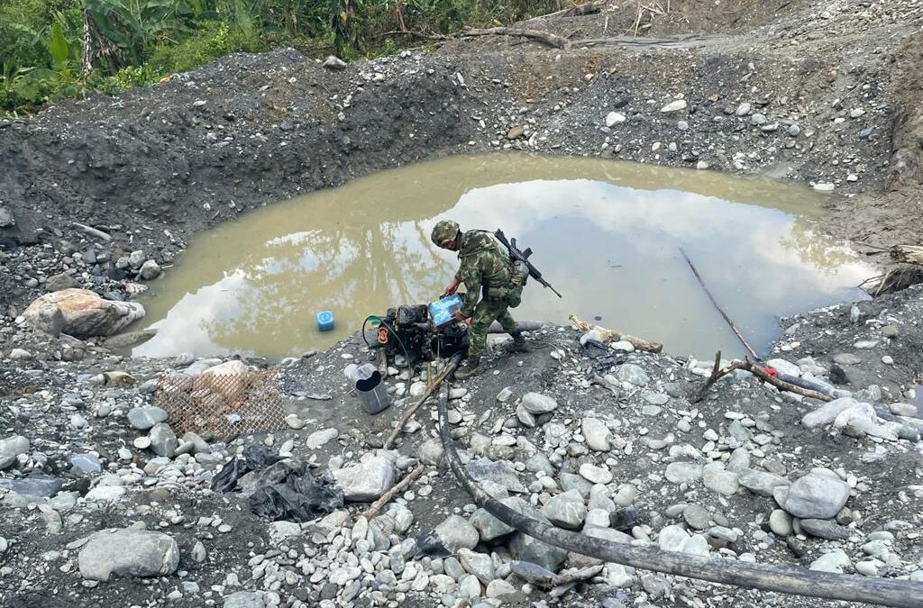 Armada de Colombia destruyó maquinaria dedicada a la explotación ilegal minera en Buenaventura, Valle del Cauca