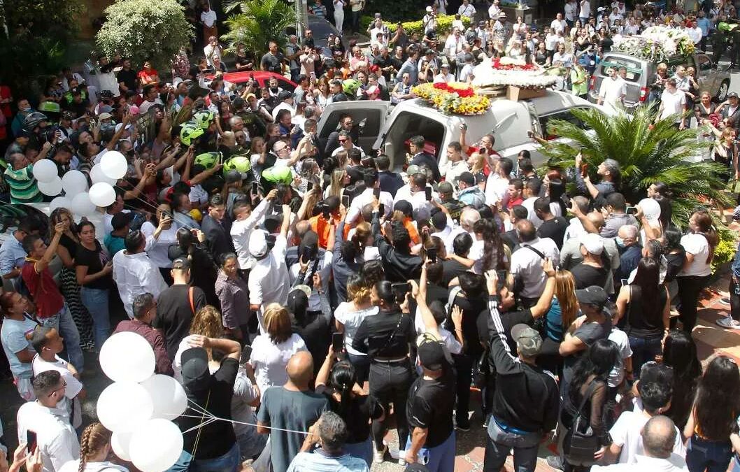 Medellín le dijo adiós al maestro Darío Gómez: con música, lágrimas y disturbios en su funeral