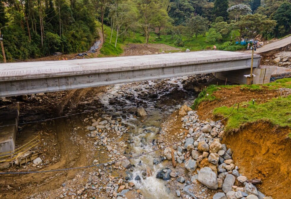 Habitantes de la zona rural de Medellín siguen recibiendo obras: puente Naranjal – Boquerón ya está en un 90%