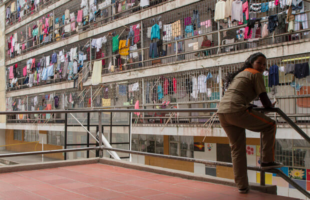 Madres cabezas de hogar que hayan cometido delitos menores podrían pagar sus condenas con trabajos comunitarios
