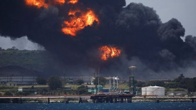 Colapsa el tercer tanque en el almacenamiento de petróleo en Matanza, Cuba: un bombero muerto