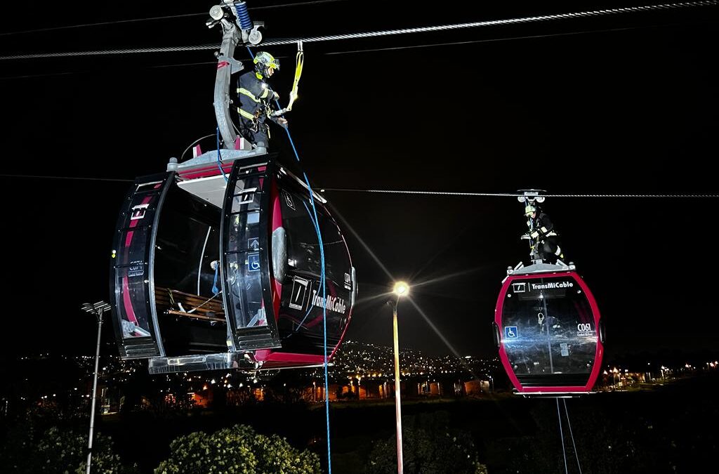 Bomberos de Bogotá participan en el 1er. Encuentro de rescate en remontes mecánicos en cables y seguridad operacional