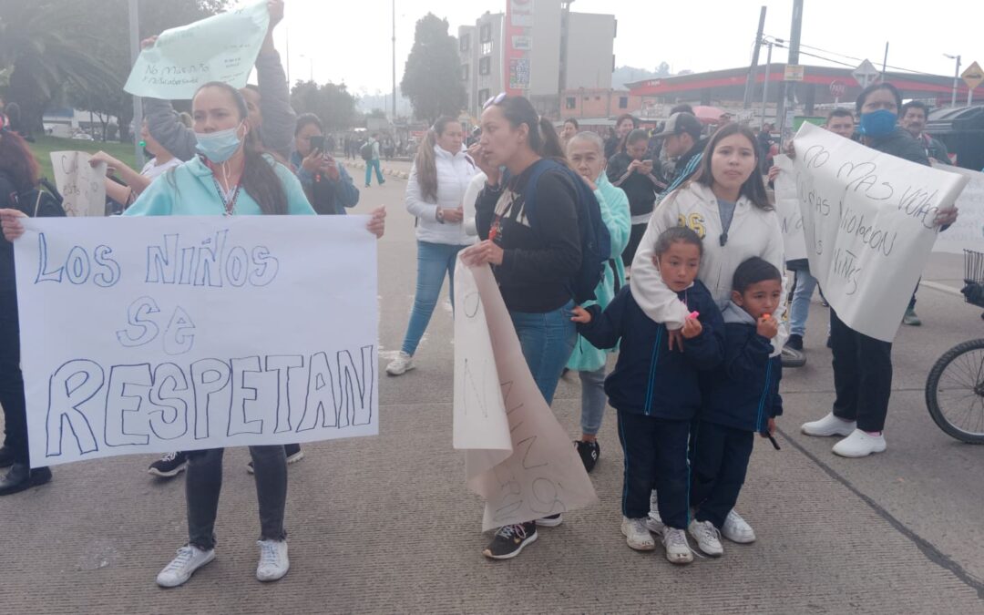 Portal de Suba bloqueado por manifestaciones de madres que exigen justicia frente a presunto abuso de menor