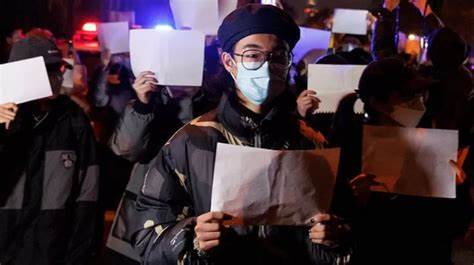 China vive una ola de históricas manifestaciones con censura y abuso policiañ
