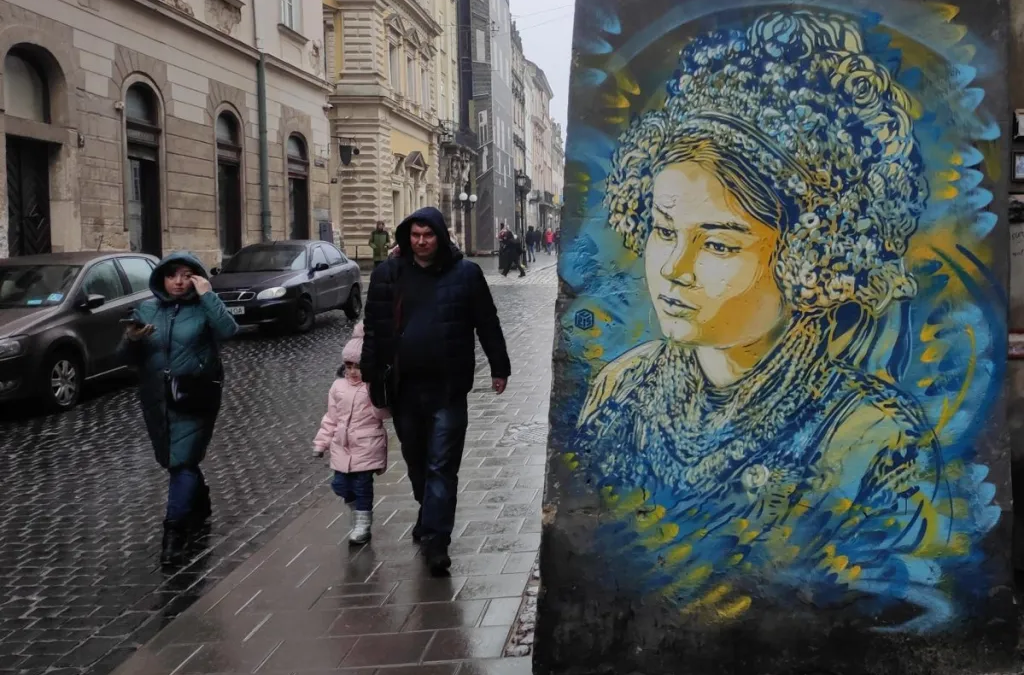 El arte callejero ucraniano busca capturar la memoria de la guerra