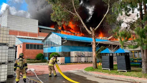 Incendio en Fábrica de colchones en Bogotá deja pérdidas totales