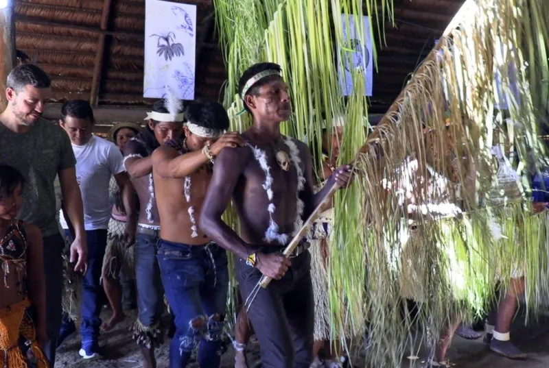 Indígenas colombianos buscan recuperar cultura bailando
