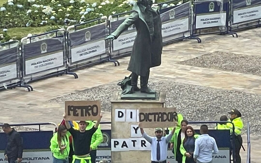 Jose Jaime Uscateguí adelanta un plantón en la plaza Nuñez previo a la actividad de la marcha Pro-gobierno