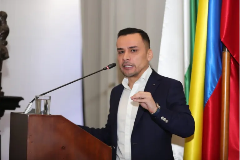 El concejal de Medellín Lucas Cañas asegura que los ‘partidos caudillistas’ desgastan económicamente al país