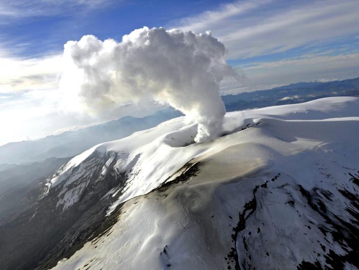 Ministerio de Salud entrega recomendaciones por la alerta naranja del Volcán Nevado del Ruiz