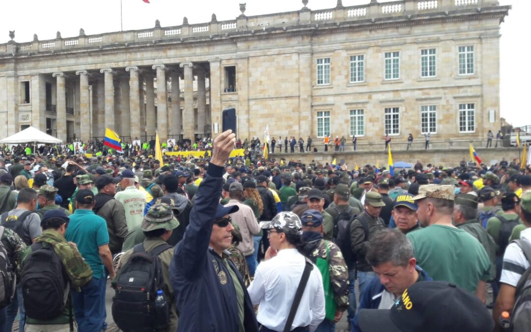 Exmilitares y víctimas del conflicto armado marchan en contra del gobierno de Gustavo Petro