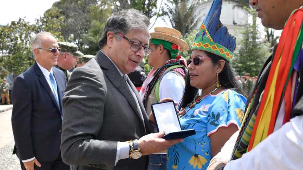 Presidente Petro condecoró en Casa de Nariño a indígenas y militares que rescataron a niños sobrevivientes de la selva
