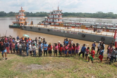 Barcos en el Perú son detenidos por indígenas