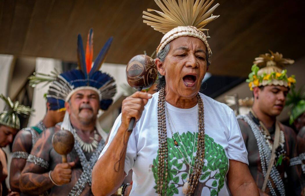 Líderes indígenas se unen en histórico en defensa de la Amazonía en Brasil