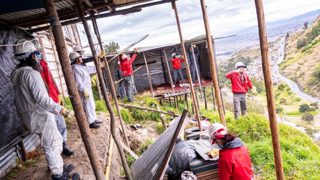 Comando ambiental desmonta 86 estructuras ilegales en zonas de alto riesgo en Bogotá