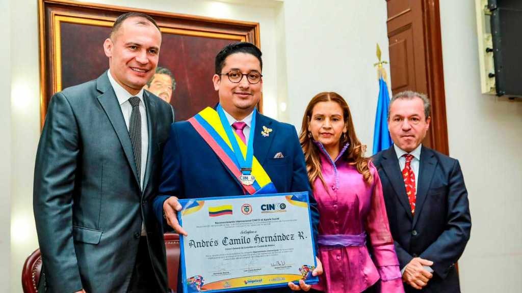 Cónsul general de Colombia en México, Andrés Hernández, recibió distinción por proteger derechos de inmigrantes