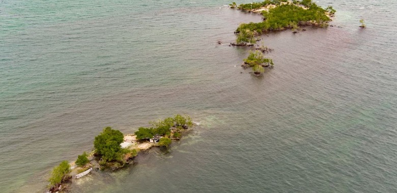Indígenas se despiden de su isla antes de que desaparezca en el mar