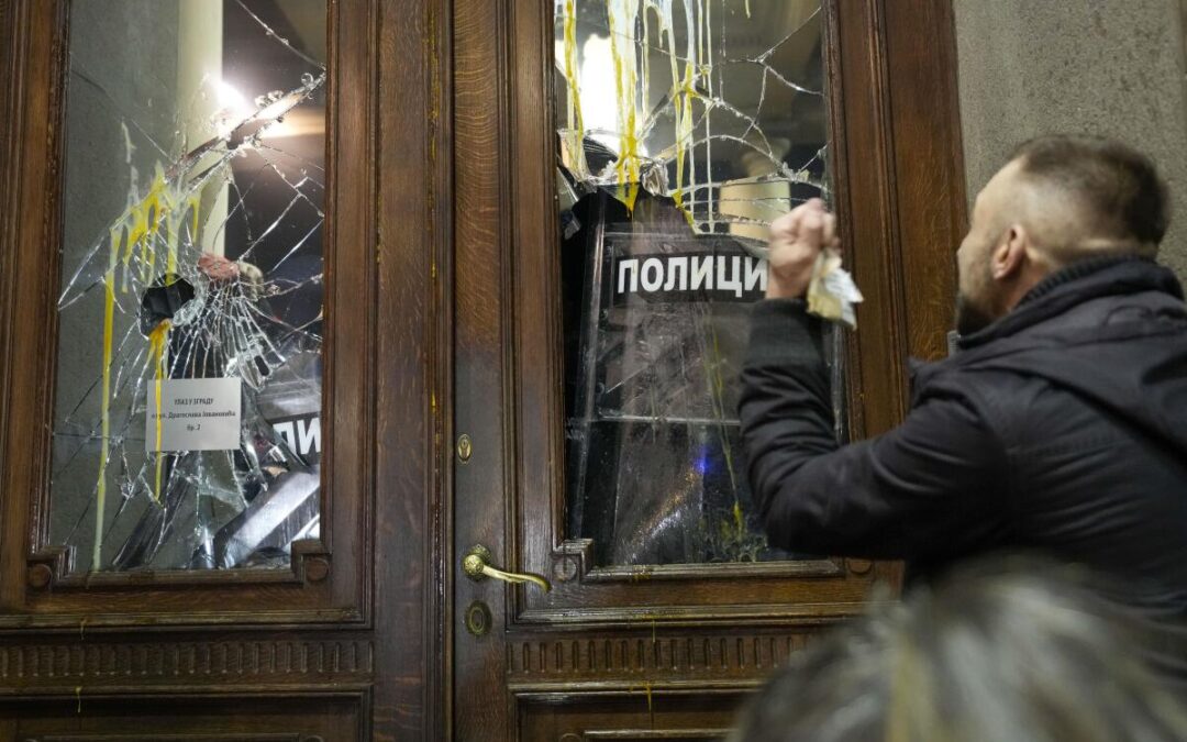 Crisis política en Serbia: oposición se retira de repetición electoral