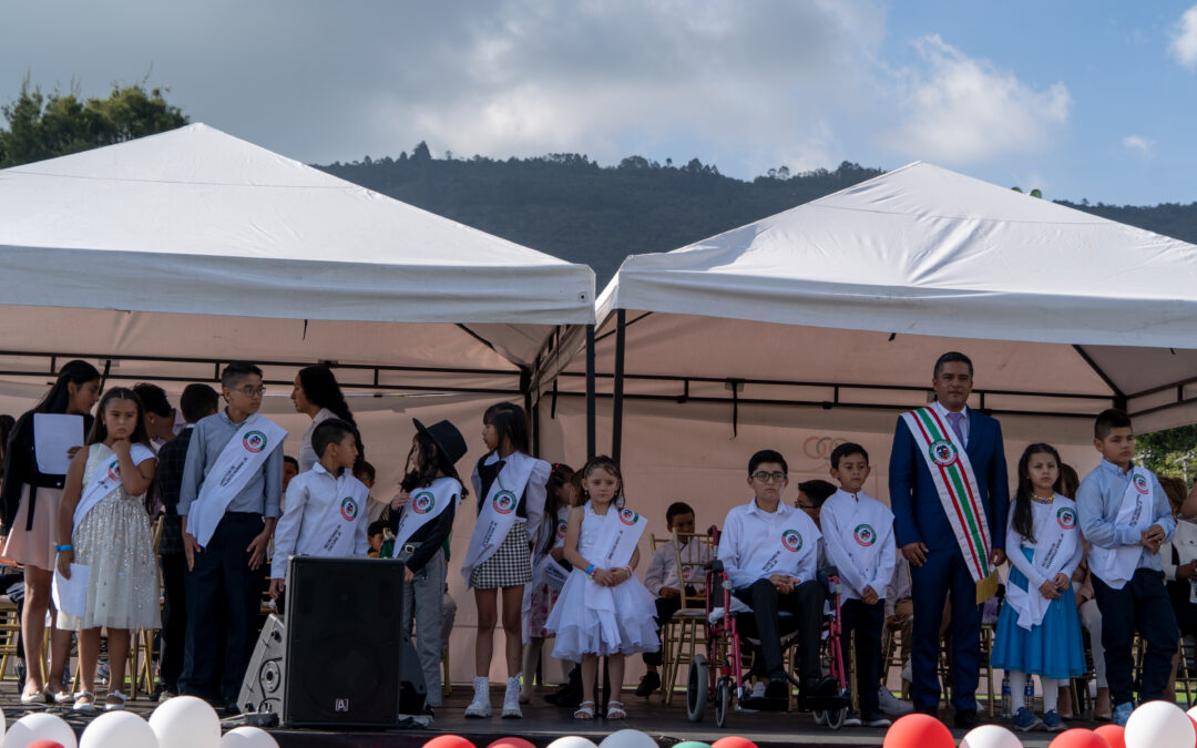 Entre niños, se posesionó el Alcalde de Cota, Cundinamarca