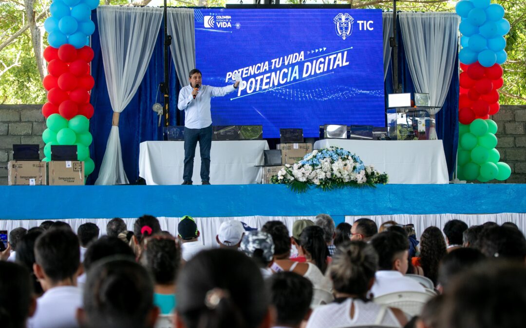 Desde hoy, 438 niños y niñas de Coello y Murillo tienen un  computador para estudiar en casa