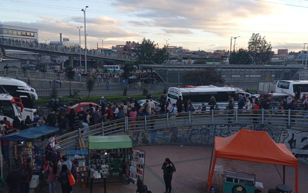 Paro de taxistas en Bogotá: exigen regulación del transporte informal