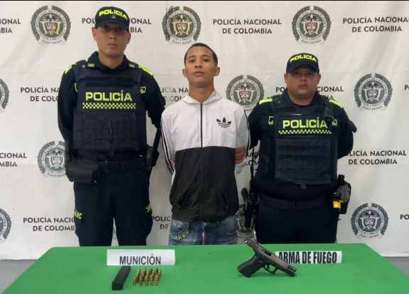 Capturan a dos presuntos delincuentes armados tras persecución policial