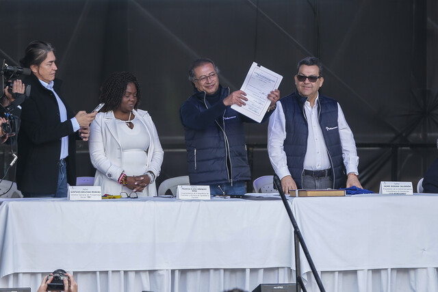 Presidente Petro cuestiona presencia de Gustavo Bolívar en acto del Gobierno