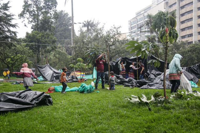 Gobierno y Alcaldía se enfrentan por atención a indígenas emberá en Bogotá