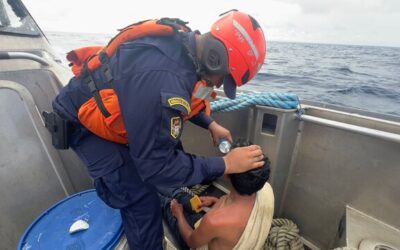 Armada rescata a 10 indígenas a la deriva en el río Negro, Guainía